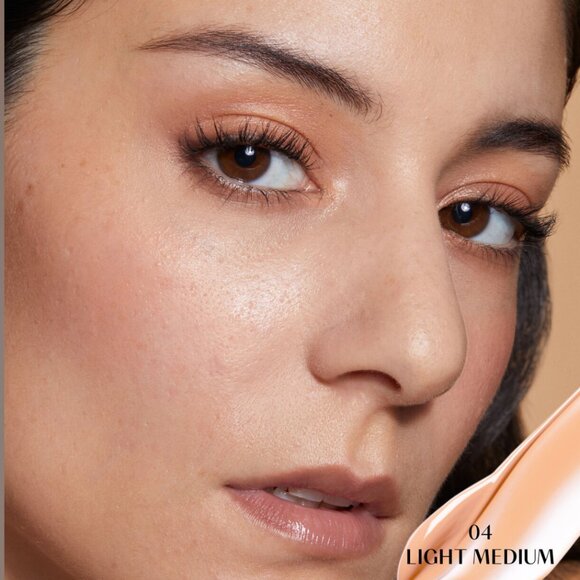 Huda Beauty GloWish Bright Light Hydrating Sheer Vegan Concealer in Light Medium - Picture 5 of 10